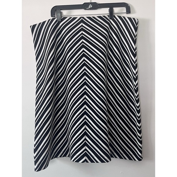 Wm's XL Black & White Chevron Swing Skirt | Classic Pull-On A-Line Work to Wear - Picture 2 of 3